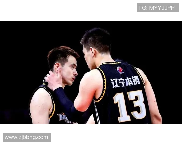 男篮球明星的崛起与挑战：从校园到职业赛场的奋斗历程与荣耀时刻